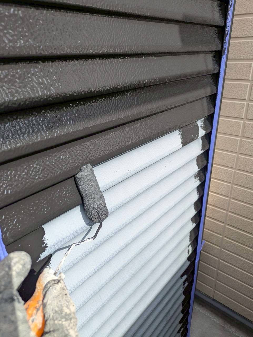 シャッターボックスをブラウンの塗料で塗装